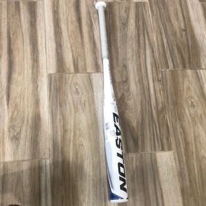 Brand New. Easton sapphire. 29inch/17oz. Softball